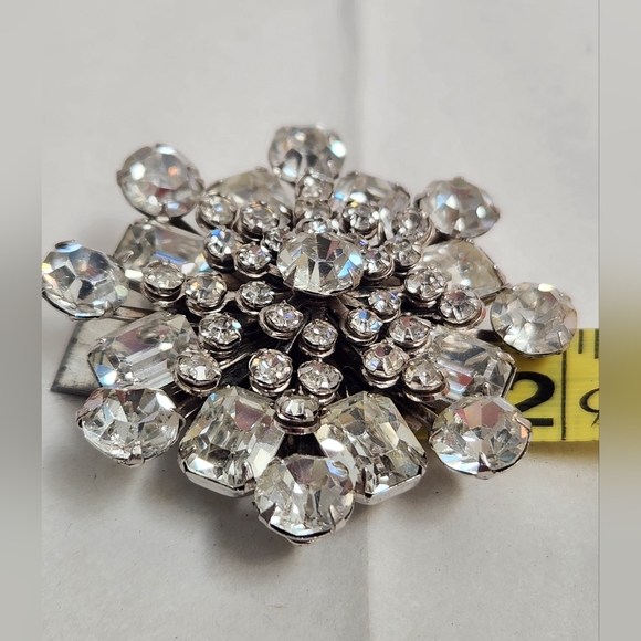 Vintage rhinestone Starburst pin 2" lots of SPARKLE ✨️ 💖 - Picture 2 of 6